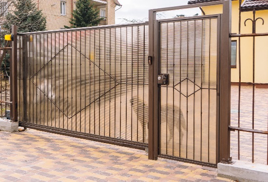 Купить ворота из профлиста с элементами ковки, с металлическими столбами в рамке или под дерево в Твери от 157455 руб